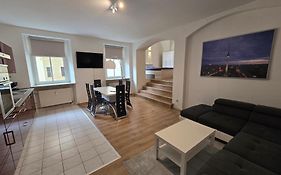 FERIENWOHNUNG 77m2 APARTMENT 2 RAUM WOHNUNG im ZITTAUER STADTZENTRUM INNENSTADT INNENRING TOP LAGE MARKT UND RATHAUS NÄHE